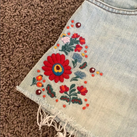 Madewell Embroidered “The Perfect Jean Shorts” - Picture 4 of 6